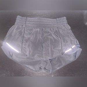 BARELY WORN Lululemon High Rise Hotty Hot Shorts 2.5”